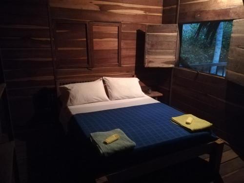 帕洛米诺Cabanas Las Estrellas的一间小卧室,配有床和窗户