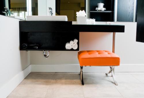 长滩柯伦特酒店的一张坐在黑书桌下的橙色椅子