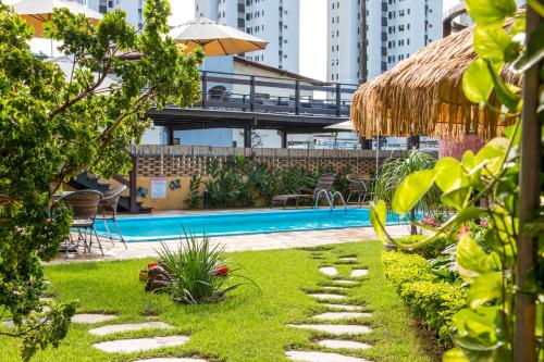 纳塔尔特拉旅馆的一个带游泳池和度假村的后院