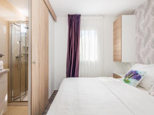奥瑞比克Brugor Mobil Homes Lavanda的卧室配有白色的床和淋浴