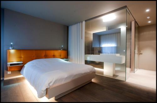 蒂尔特沙姆洛克酒店的卧室配有白色大床和水槽