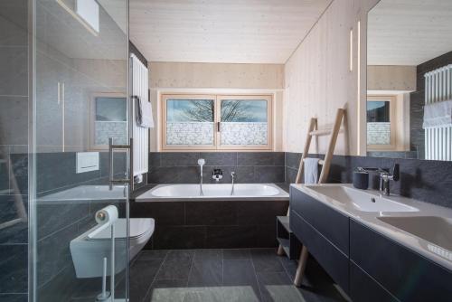 埃普芬多夫pure mountain BASE的带浴缸、盥洗盆和卫生间的浴室