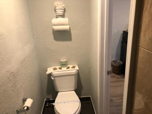 弗拉格斯塔夫瑞拉克斯宾馆的一间带卫生间和一些毛巾的小浴室