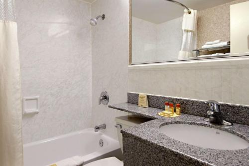 大西洋城大西洋城海滩戴斯酒店的一间带水槽、浴缸和卫生间的浴室
