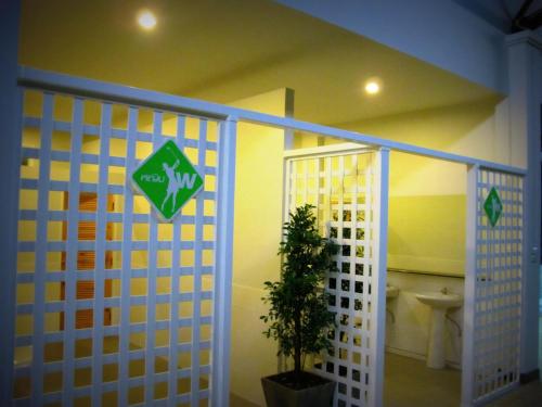 甲米镇高尔夫球练习场棕榈度假酒店的室内的白色门,有植物