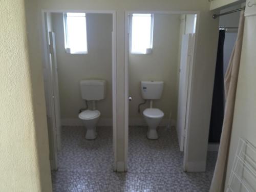 伊萨山伊萨旅舍的一间带两个卫生间和两个窗户的浴室