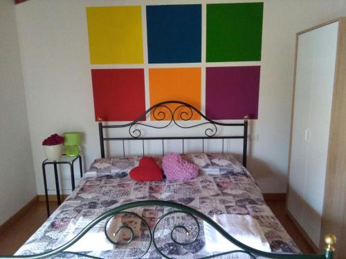 文佐内Casali Scjs的一间卧室配有一张带彩色墙壁的床