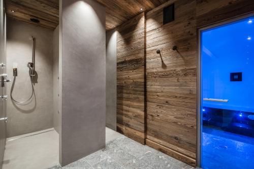科尔福索鲁恩木屋乡村民宿的带淋浴的浴室和木墙