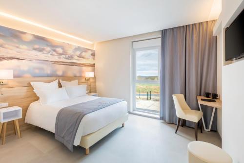 朗迪夫利耶Best Western le Sémaphore的酒店客房设有床和窗户。