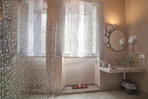 蒂沃利赫拉克勒斯之室住宿加早餐旅馆的带淋浴和浴帘的浴室