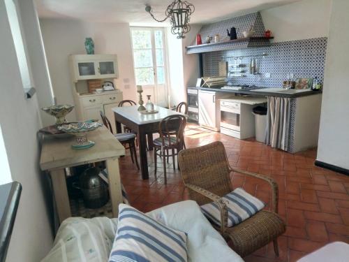 波托菲诺Country House in Portofino Mount & Natural Park的厨房以及带桌椅的用餐室。