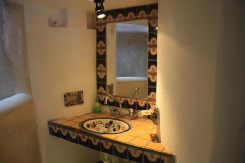 科苏梅尔阿马兰托住宿加早餐酒店的一间带水槽和镜子的浴室
