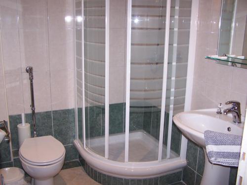 圣斯特凡诺斯Perros Hotel的带淋浴、卫生间和盥洗盆的浴室