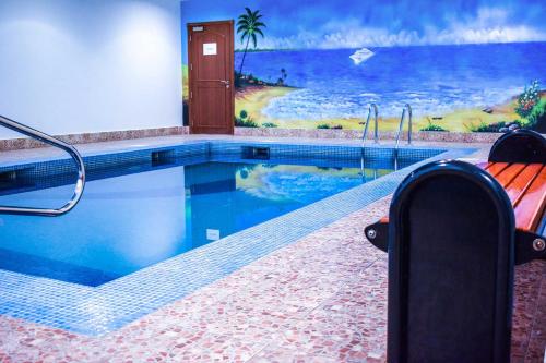 多哈萨帕瑞大酒店的一个带海滩壁画的游泳池