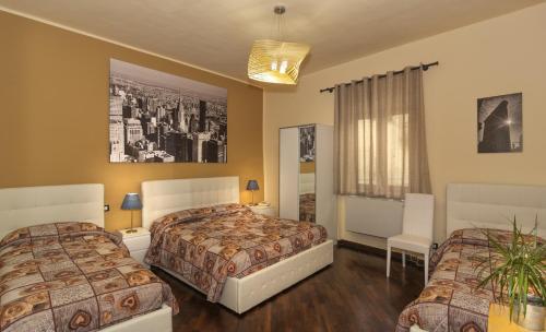 比萨花园酒店的酒店客房,设有两张床和镜子