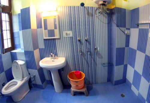 库尔卢Hotel Aroma Classic的一间带水槽、卫生间和淋浴的浴室