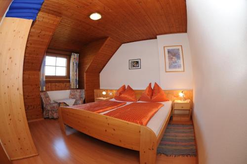 格洛博明鲁卡萨豪斯酒店的木屋内的卧室配有一张大床