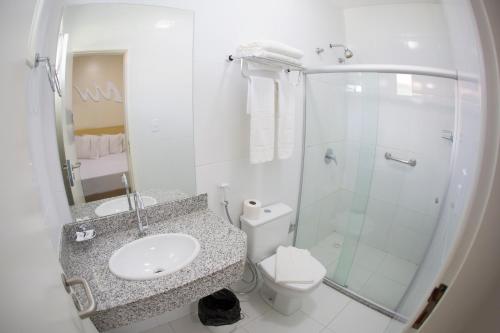 阿拉卡茹帕克达斯阿瓜酒店的一间带水槽、淋浴和卫生间的浴室