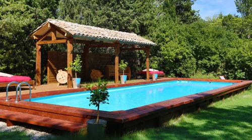 索尔格河畔利勒Maison d'hôtes Campagne-Baudeloup的庭院内带凉亭的游泳池