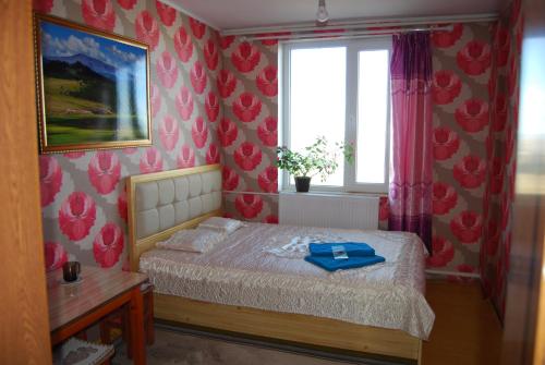 Harhorin加耶旅馆的一间卧室配有一张带蓝色托盘的床