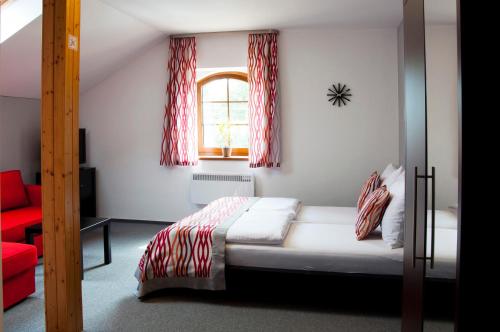 兹诺伊莫Penzion Krásný sklep的一间卧室设有一张床和一个窗口