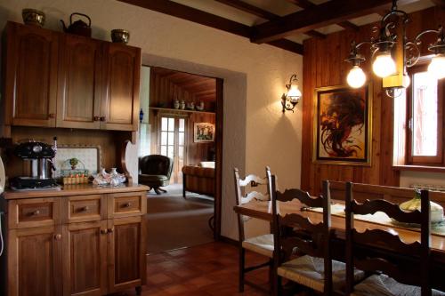 斯坎诺斯坎诺勒罗赛酒店的厨房配有木制橱柜和桌椅