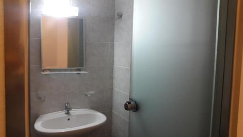巴利恩Joanna Apartments的一间带水槽和镜子的浴室