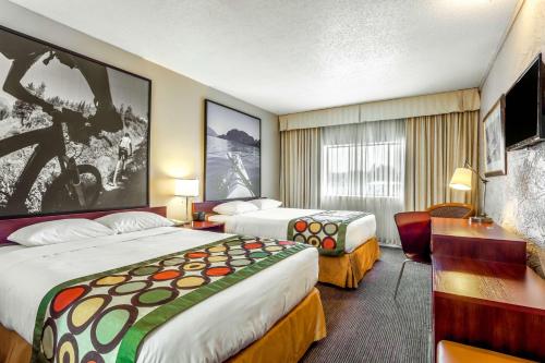 邓肯邓肯速8酒店的酒店客房配有两张床和一张书桌