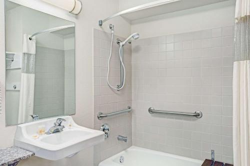 佩吉/鲍威尔湖戴斯套房酒店的一间浴室