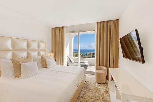 波塔尔斯诺斯伯托尔斯希尔斯精品酒店的一间卧室设有一张床和一个海景窗户