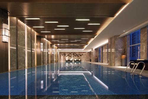 柳州柳州富力万达嘉华酒店的酒店大堂的游泳池,设有游泳池