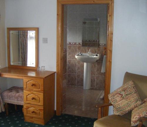 丁格尔凯尔方腾民宿的一间带水槽和镜子的浴室
