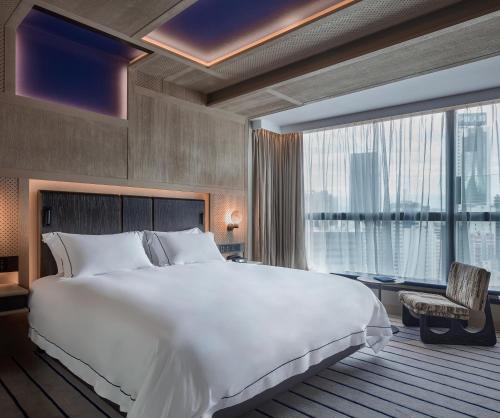 香港英皇骏景酒店的一间卧室设有一张大床和一个大窗户