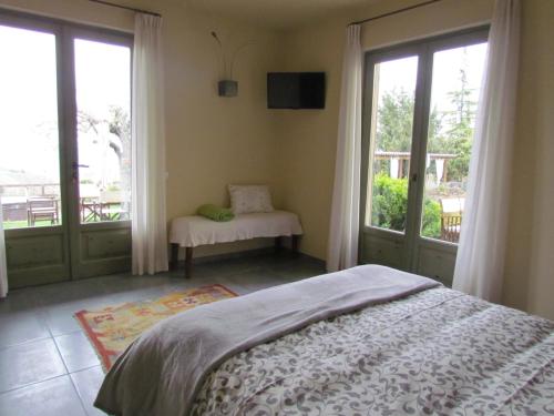 特雷伊索圣斯特凡内托度假别墅酒店的一间卧室配有一张床,阳台配有窗户