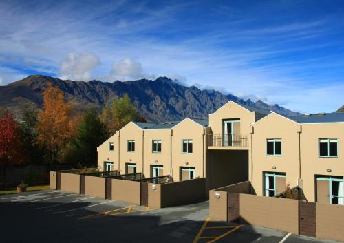 皇后镇Queenstown Gateway Apartments的一系列以山为背景的建筑