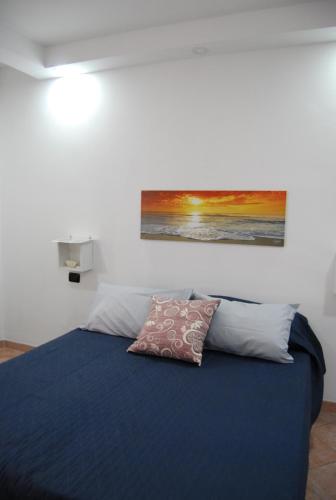 切法卢Casa Rubino的一间卧室配有一张壁画床