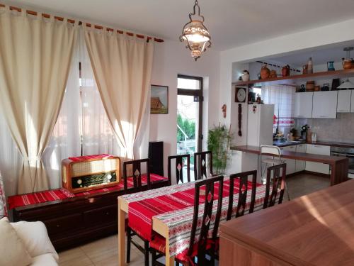 苏恰瓦Agropensiunea Ioana的厨房以及带桌椅的用餐室。