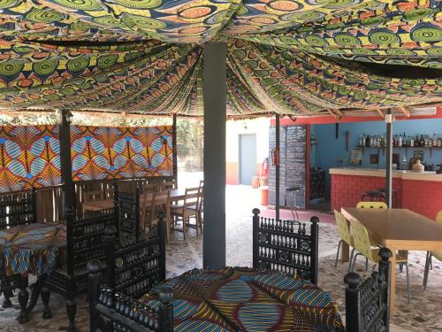 Gunjur贡纳普杰特酒店的一个带椅子和桌子的帐篷