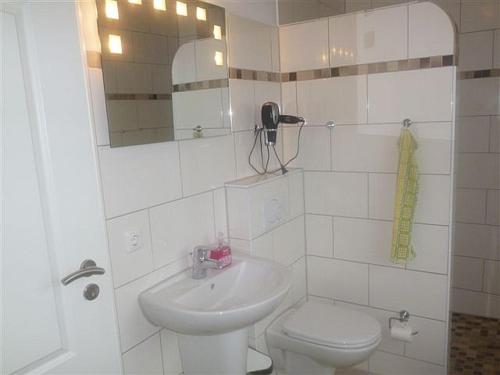 齐罗Aaron的白色的浴室设有水槽和卫生间。