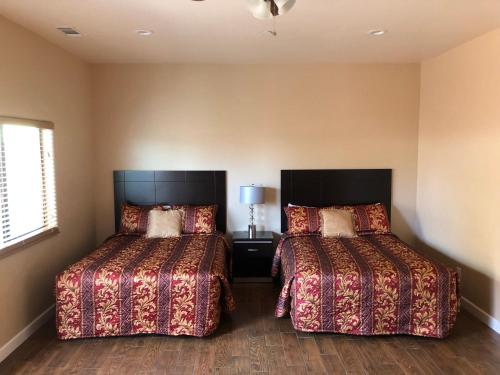 莫罗贝2172-2178主街公寓的一间卧室设有两张床和窗户。