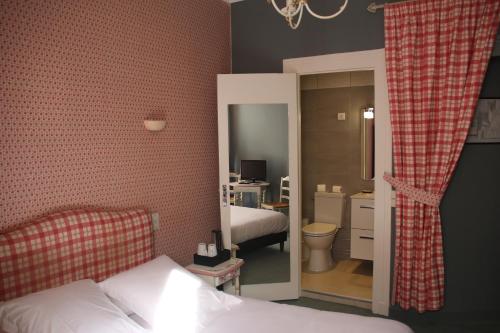 克勒兹河畔阿尔让通Manoir de Boisvillers的一间卧室设有一张床和一间浴室。