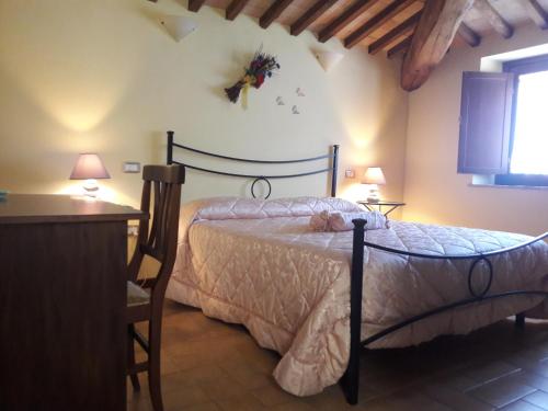 奥维多Affittacamere da Laura Silvi的一间卧室配有一张床、一张桌子和两盏灯。