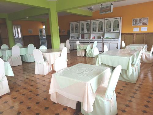 AssomadaPensão Asa Branca的用餐室配有白色的桌子和白色的椅子