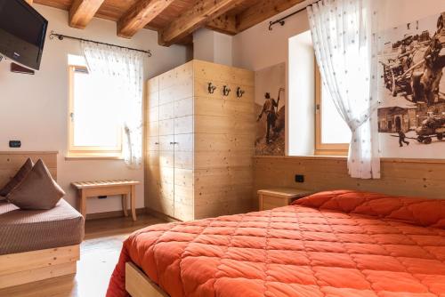 StoroAgritur La Polentera的一间卧室配有一张床和一台电视