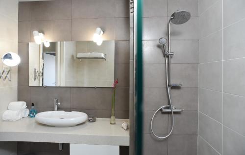 CedrosCasas do Pinheiro的一间带水槽和淋浴的浴室