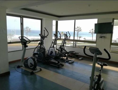 伊基克Mar Egeo的一间健身房,里面装有几辆健身自行车,房间设有窗户
