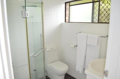 伊普斯维奇伊普斯维奇贝斯特韦斯特酒店的白色的浴室设有卫生间和水槽。