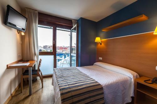 希洪极地酒店的配有一张床、一张书桌和一扇窗户的酒店客房