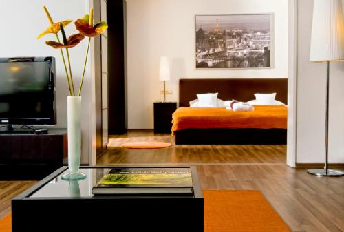 汉诺威温德姆汉诺威庭酒店的客厅配有床和茶几