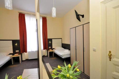 美因河畔法兰克福波瓦酒店的酒店客房,设有两张床和镜子